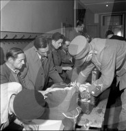 Internierte; Gepäckkontrolle vor Abreise; 1944