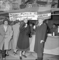 Der CVJM verkauft Punsch für Hilfe in Ungarn, Zürich 1956