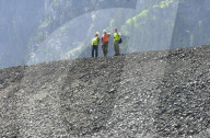 Männer auf Schuttkegel der NEAT-Baustelle, Kandersteg 2004 