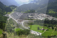 Sicht vom Höhenweg Nordrampe auf die NEAT-Baustelle und Mitholz-Tunnel, 2004
