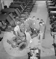 Rekruten bei Einführungskurs im Umgang mit Armee-Jeep, Thun 1950
