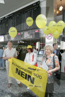 Südanflug-Gegner demonstrieren am Flughafen Zürich-Kloten 2004
