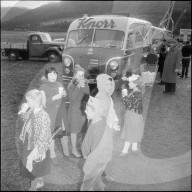 Kinder trinken Knorr- Suppe bei Ausstellung, Zürich 1960