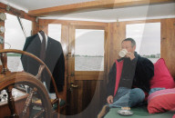 Ex-Regierungsrat Christian Huber im Steuerhaus seines Wohnschiffes, 2005