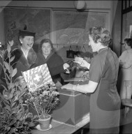 Frauen beim Wählen im Wahllokal Siders, 1957