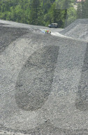 Männer auf Schuttkegel der NEAT-Baustelle, Kandersteg 2004 
