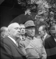General Guisan besucht das Zürcher Knabenschiessen 1945