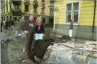 Angelo Tinari und seine Frau vor ihrem Autowrack, 1996