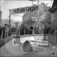 Geldsammlung in Brunnentrog für Hilfe in Ungarn, Zürich 1956