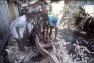 Indonesische Männer bauen ein Einbaum-Boot, Insel Damar, 1986