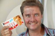 Günter Euringer mit Kinderschokolade; 2005