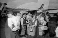 Tibeter Flüchtlinge bei Ankunft im Flughafen Kloten 1966