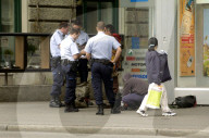 Zürcher Polizei patrouilliert an der Seepromenade