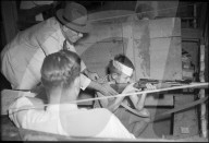 Instrukteur und Junge am Zürcher Knabenschiessen 1947