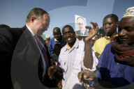 Bundesrat Samuel Schmid in Mali: Empfang auf dem Flughafen von Sikasso, 2005