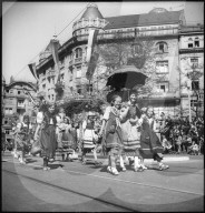 Mädchen am Sechseläuten-Umzug in Zürich, 1939