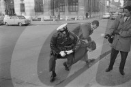 Polizei verhaftet Demonstranten, Bern 1967