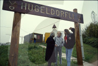 Pfarrer Ernst Sieber mit Bewohnern des Hügeldörfli, 1989