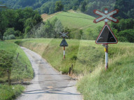 Bewachter Bahnübergang mit Andreaskreuz