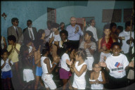 Flavio Cotti mit seiner Ehefrau in einer brasilianischen Schule