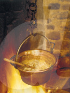 Polenta in Kessel über offenem Feuer gekocht