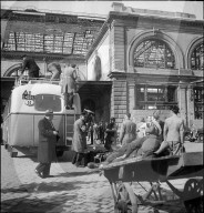 Träger beladen Reisebus, Hauptbahnhof Budapest 1948