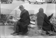 Studentenunruhen in Paris 1968: Alter Mann und alte Frau auf Bank