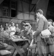 Waffenläufer beim Tee, Waffenlauf Frauenfeld 1945