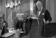Genf, Christie's Auktionator Ivan Chance versteigert Nina Dyers Juwelen; 1969