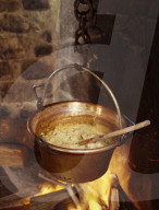 Polenta in Kessel über offenem Feuer gekocht