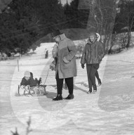 Fürst Rainier mit Tochter Caroline in Gstaad, 1962