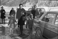 Farah Diba mit ihren Kindern in St. Moritz, 1968