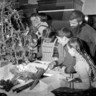 Bauernfamilie feiert Weihnachten; 1960