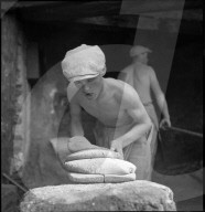 Männer beim Brotbacken in St. Luc, Wallis, 1941