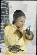 Farah Diba schaut in Spiegel, St. Moritz 1967