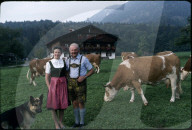 Bayrisches Bauernpaar in traditioneller Kleidung, 1979