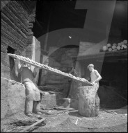 Männer beim Brotbacken in St. Luc, Wallis, 1941