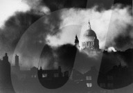 Rauch über London, St. Pauls Kathedrale, nach deutschem Bombenangriff, ca. 1941