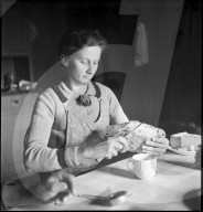 Bäuerin beim Brot schneiden, 1941