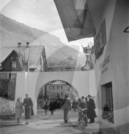 Bevölkerung auf dem Weg zur Hochzeit von Fürst Franz Josef und Gina von Liechtenstein, 1943