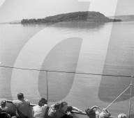 Bielersee, St. Petersinsel, Menschen auf Schiff; 1955