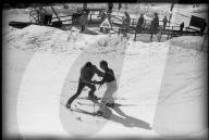 König Hussein von Jordanien (r) lernt Skifahren, St. Moritz 1975