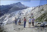 Besucher auf dem Rhonegletscher vor Warnschild 1991