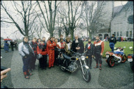 Pfarrer Harald Greve mit Motorradfahrer, Motorradgottesdienst