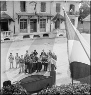 WK 2: Schweizer und Franzosen beim Anstossen, Grenze St. Julien 1944