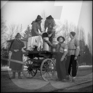 WK 2: Hilfstruppe-Angehörige und Pfadfinder mit Suppenkannen, 1945