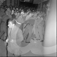 Protest gegen Moskaupilger bei deren Rückkehr, 1957