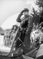 Paul Gygli nimmt Parade ab, um 1964