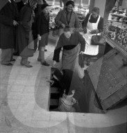 WK 2: Fliegeralarm Zürich 1939; Menschen bringen sich in Sicherheit