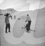 Ferdi Kübler mit Famile beim Skifahren in Arosa 1951